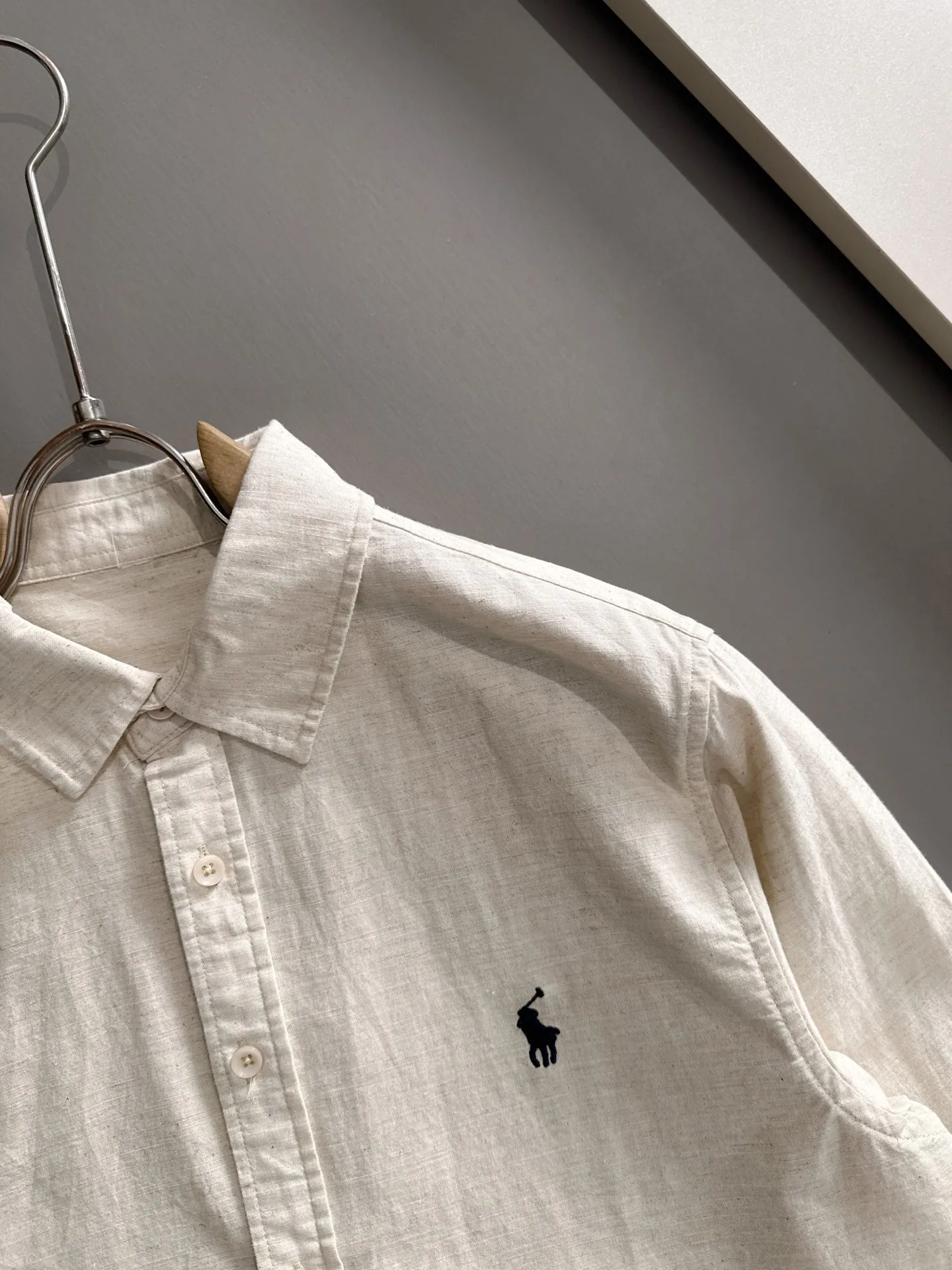 P360 Paul's 2025 new striped shirt, a versatile long-sleeved shirt for business and leisure. After a new style interpretation, with eye-catching earth tones, the fashion trend index of the entire shirt immediately soared! Made of imported 100% poplin cotton material, the light, silky and glossy silk fabric properties bring an unusual high-end visual sense. Needless to say, the upper body comfort is hand-cut. The pattern of the rear horizontal bar is restored, which is the only difference in the market! Technological electrostatic pressure spraying machine. The fluff is attracted by the plant body due to the different electric potential. It accelerates vertically and flies up to the pattern that has been scraped and primed. It is then dried in a high-temperature pipe oven to increase the fastness. The fashionable small pointed collar is paired with a flat-angle hem design, the overall simplicity and ability! Size: M-3XL